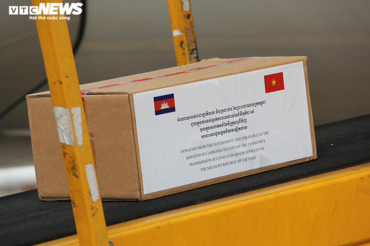 Thiết bị chống dịch Campuchia tặng TP.HCM vừa tới sân bay Tân Sơn Nhất - 6