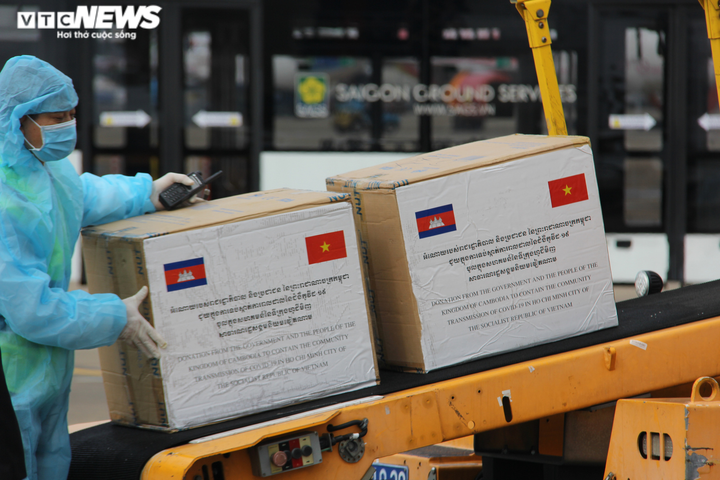 Thiết bị chống dịch Campuchia tặng TP.HCM vừa tới sân bay Tân Sơn Nhất - 7