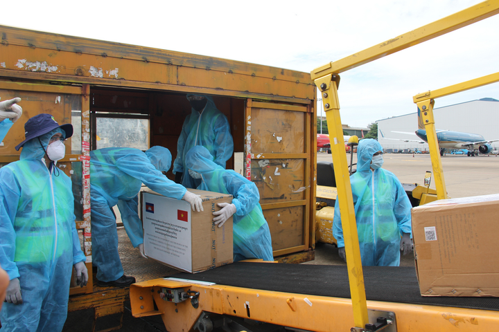 Thiết bị chống dịch Campuchia tặng TP.HCM vừa tới sân bay Tân Sơn Nhất - 8