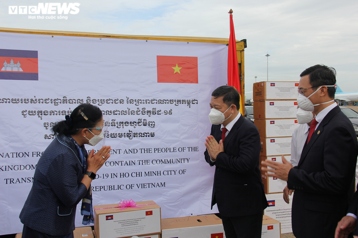 Thiết bị chống dịch Campuchia tặng TP.HCM vừa tới sân bay Tân Sơn Nhất - 9