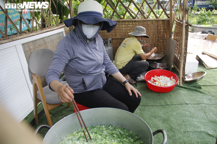 Nghỉ việc vì COVID-19, hàng xóm rủ nhau nấu cơm gửi tặng tuyến đầu chống dịch - 5