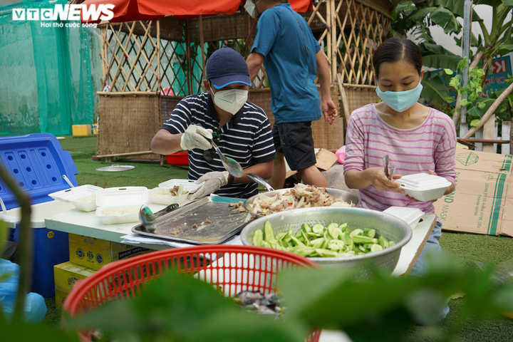 Nghỉ việc vì COVID-19, hàng xóm rủ nhau nấu cơm gửi tặng tuyến đầu chống dịch - 12