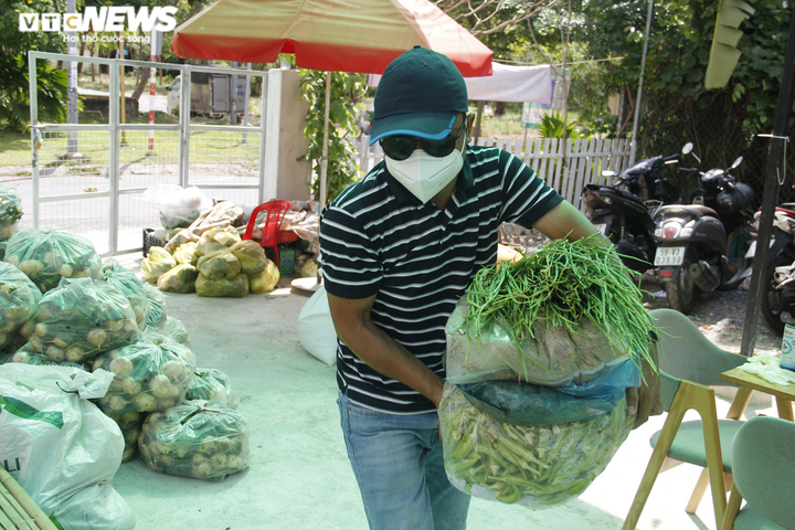 Nghỉ việc vì COVID-19, hàng xóm rủ nhau nấu cơm gửi tặng tuyến đầu chống dịch - 2