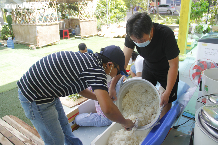 Nghỉ việc vì COVID-19, hàng xóm rủ nhau nấu cơm gửi tặng tuyến đầu chống dịch - 10