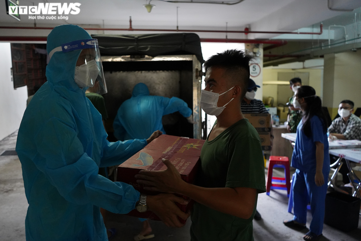 Nghỉ việc vì COVID-19, hàng xóm rủ nhau nấu cơm gửi tặng tuyến đầu chống dịch - 16