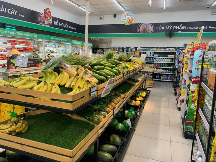 Hà Nội dừng dịch vụ không thiết yếu: Siêu thị tràn ngập hàng hóa, giá không tăng - 6