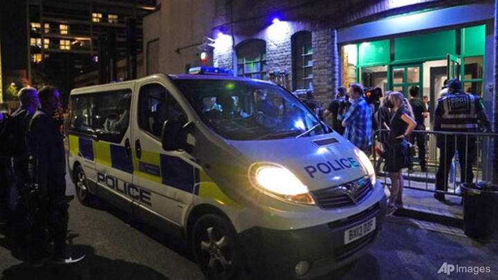 Người Anh xếp hàng vào câu lạc bộ vui chơi sau khi hạn chế COVID-19 được gỡ - 2