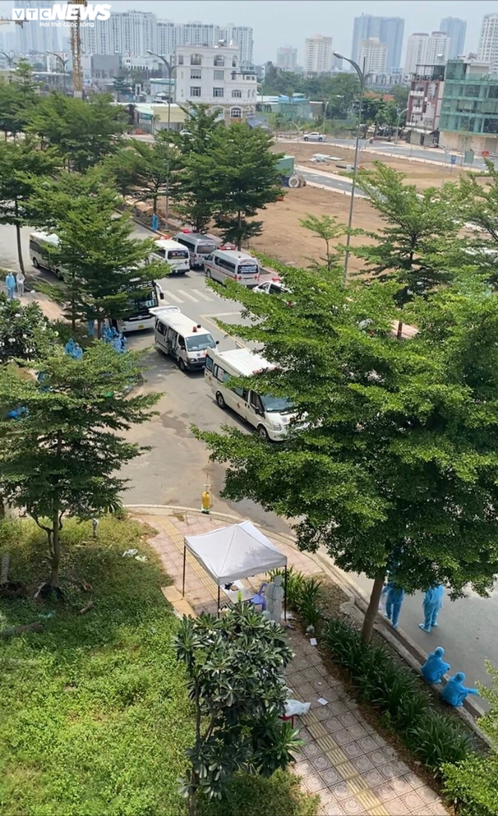 Xe cứu thương nối đuôi chở F0 triệu chứng nhẹ vào khu điều trị ở TP.HCM - 7