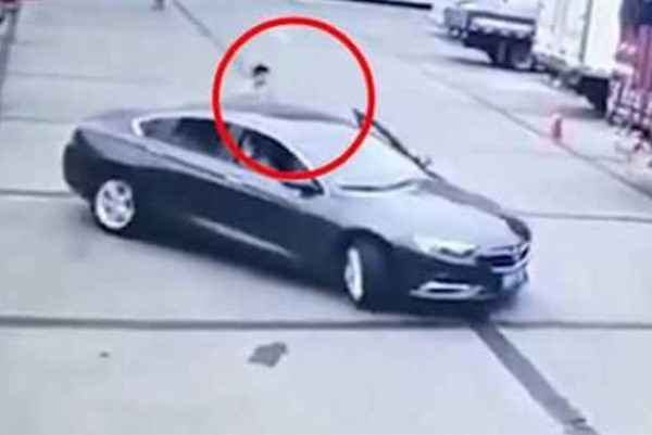 Không biết lùi xe, người phụ nữ đâm trúng chồng, làm chính mình mất mạng - 1