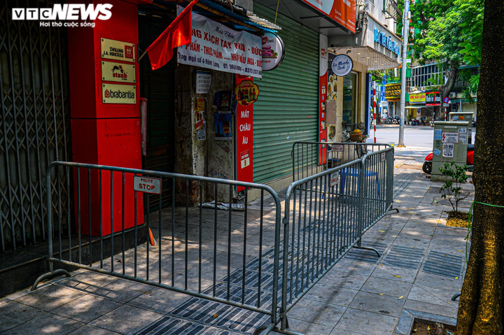 Hà Nội phong tỏa chợ thuốc trên phố Láng Hạ và các hộ dân liên quan ca COVID-19 - 6