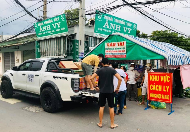 Xe 'Bánh mì 0 đồng' rong ruổi khắp Sài Gòn những ngày chống dịch - 4