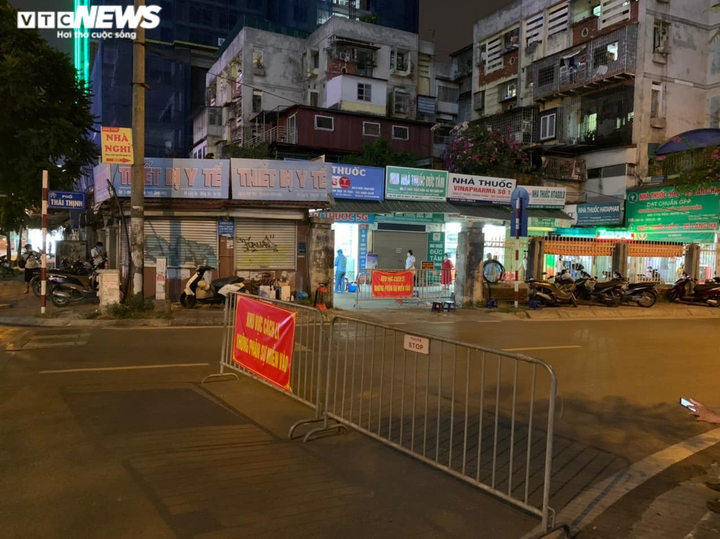 Hà Nội phong tỏa chợ thuốc trên phố Láng Hạ và các hộ dân liên quan ca COVID-19 - 1