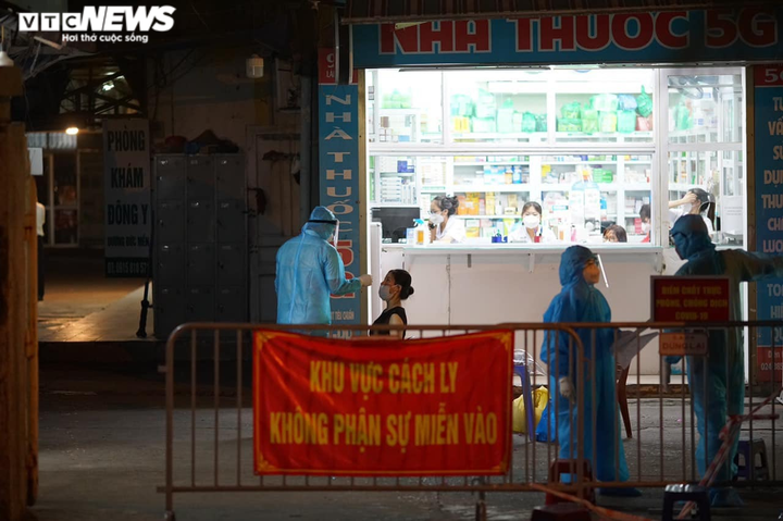 Hà Nội phong tỏa chợ thuốc trên phố Láng Hạ và các hộ dân liên quan ca COVID-19 - 2