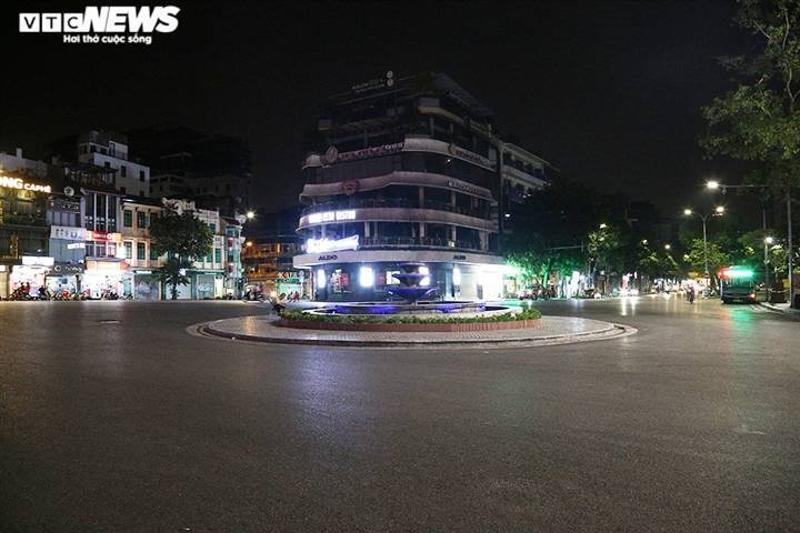 Đường phố Hà Nội vắng lặng trong đợt cao điểm chống làn sóng dịch COVID-19 thứ 4 - 3