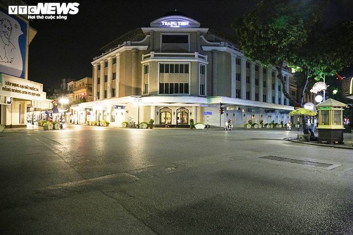 Đường phố Hà Nội vắng lặng trong đợt cao điểm chống làn sóng dịch COVID-19 thứ 4 - 1