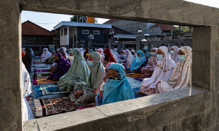 Dân Indonesia tụ tập cầu nguyện bất chấp COVID-19 - 1