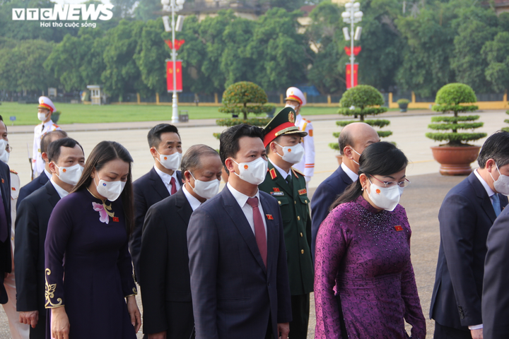 Ảnh: Tân đại biểu Quốc hội vào Lăng viếng Chủ tịch Hồ Chí Minh - 5