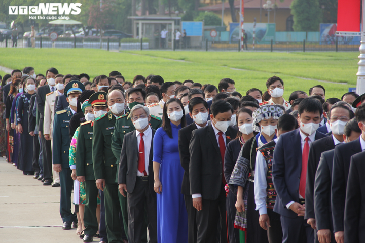 Ảnh: Tân đại biểu Quốc hội vào Lăng viếng Chủ tịch Hồ Chí Minh - 7