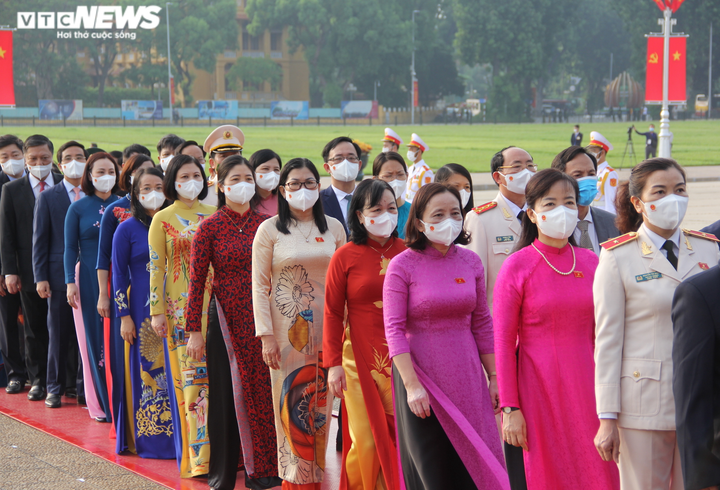 Ảnh: Tân đại biểu Quốc hội vào Lăng viếng Chủ tịch Hồ Chí Minh - 8