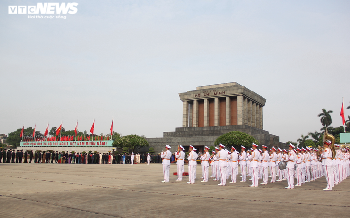 Ảnh: Tân đại biểu Quốc hội vào Lăng viếng Chủ tịch Hồ Chí Minh - 11