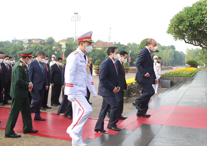 Ảnh: Tân đại biểu Quốc hội vào Lăng viếng Chủ tịch Hồ Chí Minh - 3