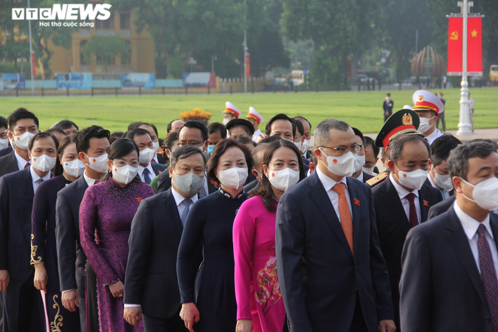 Ảnh: Tân đại biểu Quốc hội vào Lăng viếng Chủ tịch Hồ Chí Minh - 6