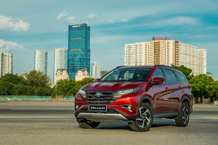 Toyota Rush 2021 nâng cấp hệ thống giải trí, tặng bảo hiểm Vàng - 1