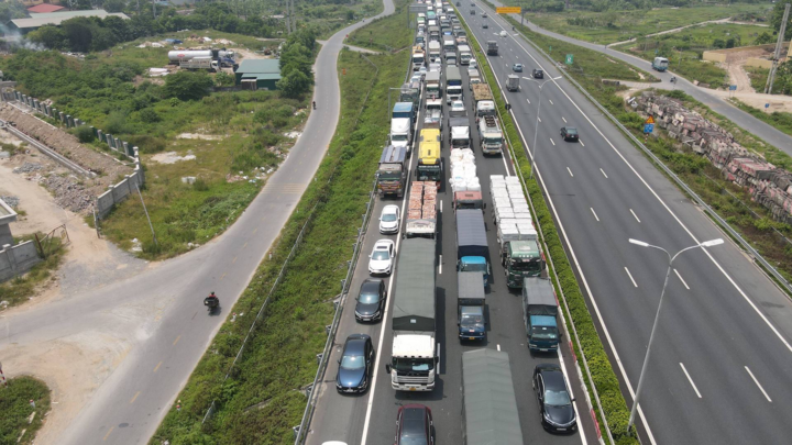 Hàng xe nối dài, ùn tắc gần 3km ở chốt kiểm dịch trên cao tốc Pháp Vân - Cầu Giẽ - 1