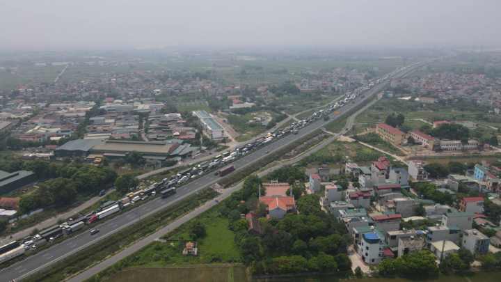 Hàng xe nối dài, ùn tắc gần 3km ở chốt kiểm dịch trên cao tốc Pháp Vân - Cầu Giẽ - 4
