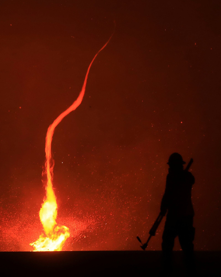 Ảnh: Hiện tượng thời tiết quái dị do cháy rừng ở Mỹ - 4