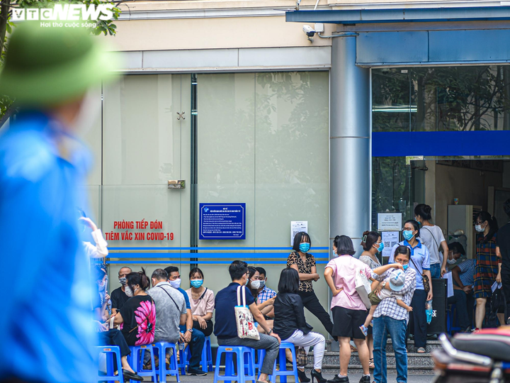 Biển người chen lấn khủng khiếp chờ xét nghiệm, test nhanh COVID-19 - 9
