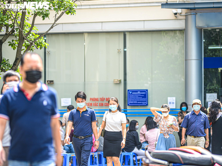 Biển người chen lấn khủng khiếp chờ xét nghiệm, test nhanh COVID-19 - 11