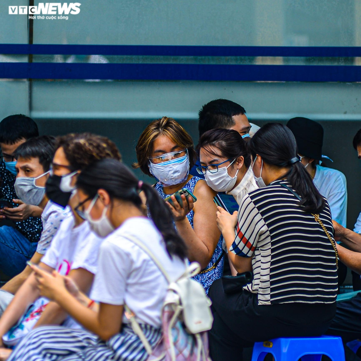 Biển người chen lấn khủng khiếp chờ xét nghiệm, test nhanh COVID-19 - 8