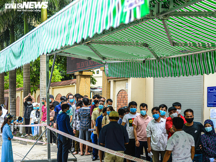 Biển người chen lấn khủng khiếp chờ xét nghiệm, test nhanh COVID-19 - 1