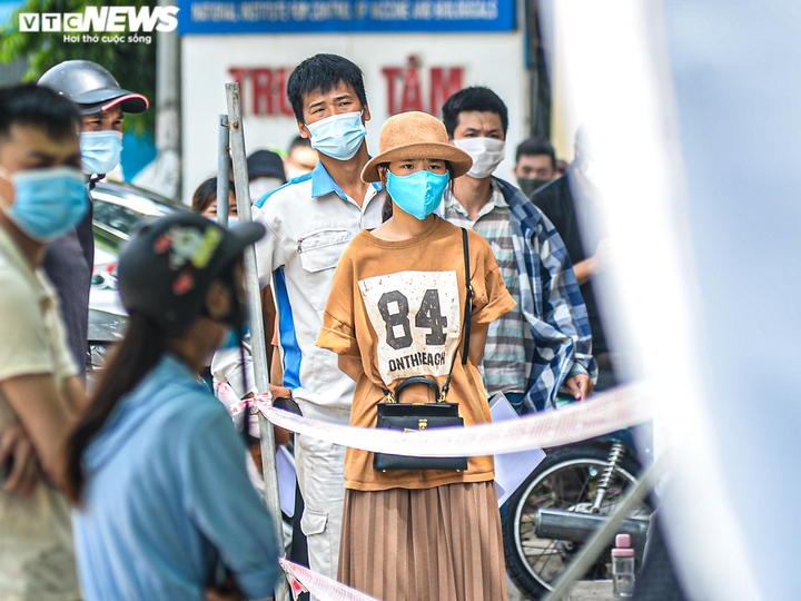 Biển người chen lấn khủng khiếp chờ xét nghiệm, test nhanh COVID-19 - 6