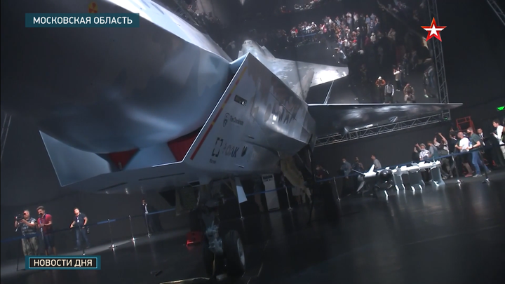 Tiêm kích tàng hình Nga đón vị khách đặt biệt trong ngày khai mạc MAKS-2021 - 9