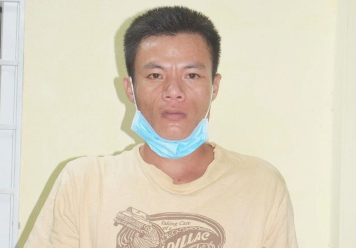 Bắt thanh niên cầm dao đuổi chém tổ chống dịch - 1