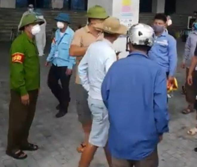 Cán bộ CDC Hải Dương vung dao làm bị thương người xét nghiệm - 1