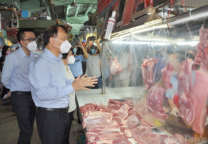 Thứ trưởng Bộ Công Thương kiểm tra đột xuất chợ truyền thống ở TP.HCM - 2