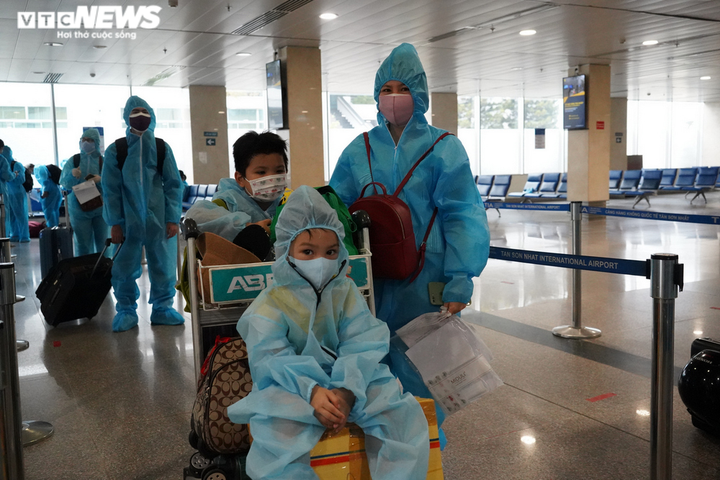 Ảnh: Người Đà Nẵng gặp khó do dịch bệnh lên máy bay rời TP.HCM về quê - 9