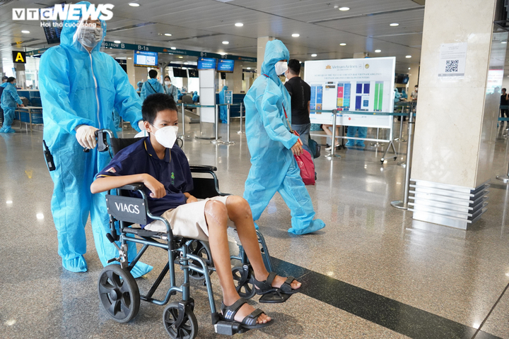 Ảnh: Người Đà Nẵng gặp khó do dịch bệnh lên máy bay rời TP.HCM về quê - 12