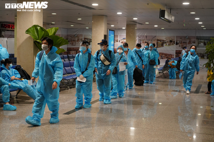Ảnh: Người Đà Nẵng gặp khó do dịch bệnh lên máy bay rời TP.HCM về quê - 14