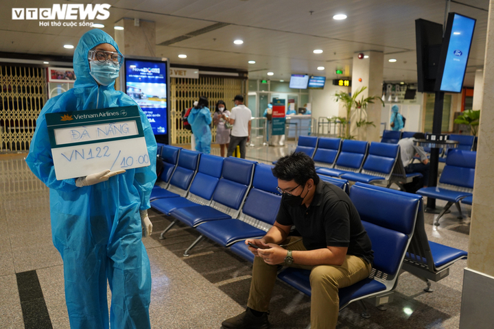 Ảnh: Người Đà Nẵng gặp khó do dịch bệnh lên máy bay rời TP.HCM về quê - 11