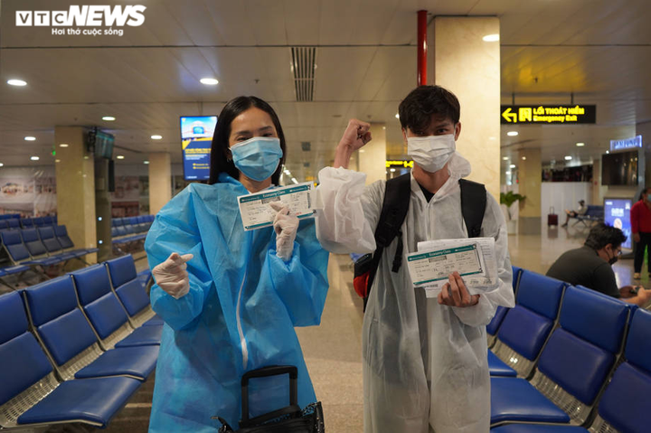 Ảnh: Người Đà Nẵng gặp khó do dịch bệnh lên máy bay rời TP.HCM về quê - 13