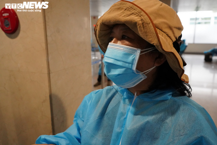 Ảnh: Người Đà Nẵng gặp khó do dịch bệnh lên máy bay rời TP.HCM về quê - 5