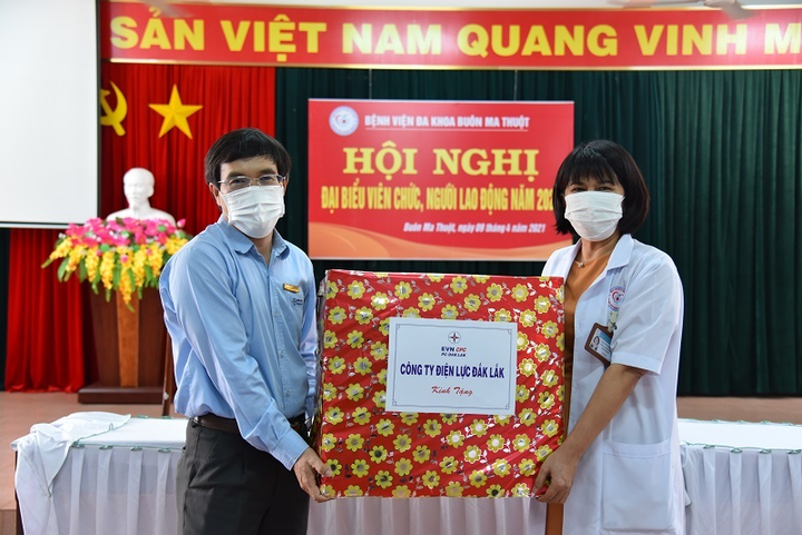 PC Đắk Lắk tặng phương tiện phòng hộ cá nhân cho BVĐK TP Buôn Ma Thuột - 1