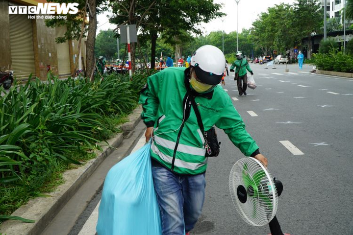 Ảnh: Shipper tất bật vận chuyển hàng hóa vào các bệnh viện dã chiến ở TP.HCM - 3