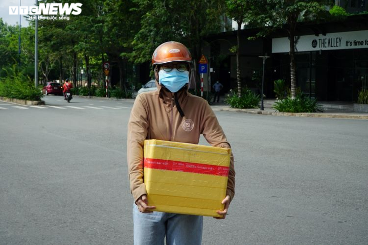 Ảnh: Shipper tất bật vận chuyển hàng hóa vào các bệnh viện dã chiến ở TP.HCM - 7