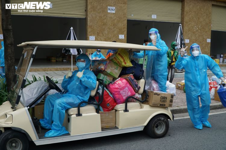 Ảnh: Shipper tất bật vận chuyển hàng hóa vào các bệnh viện dã chiến ở TP.HCM - 11
