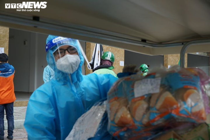 Ảnh: Shipper tất bật vận chuyển hàng hóa vào các bệnh viện dã chiến ở TP.HCM - 10